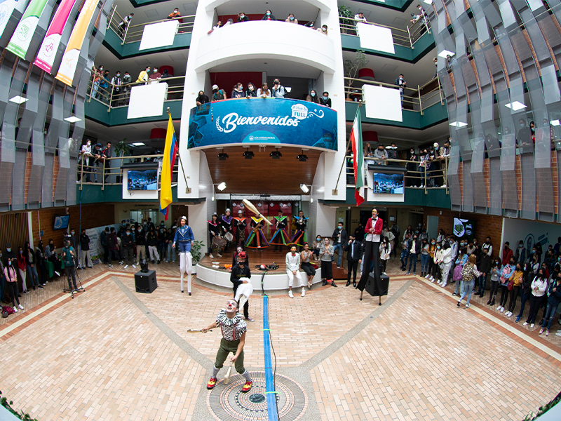 Actos de malabarismo y danza acompañaron a los estudiantes libertadores.