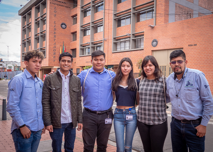 Estudiantes beneficiados del Proyecto Delfín 1