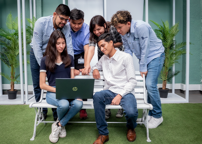 Estudiantes beneficiados del Proyecto Delfín 4