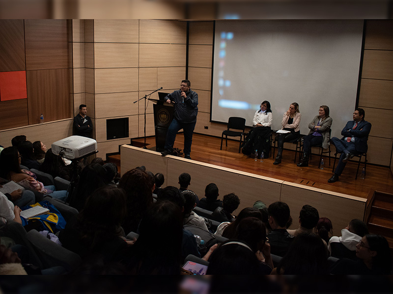 Estudiantes y expertos escuchan atentamente la intervención de uno de los panelistas