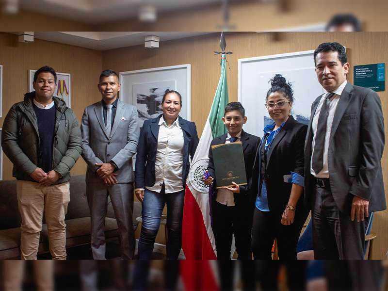 Los Libertadores entrega beca a Juan Sebastián Andrés Pérez Riaño, niño genio de 12 años