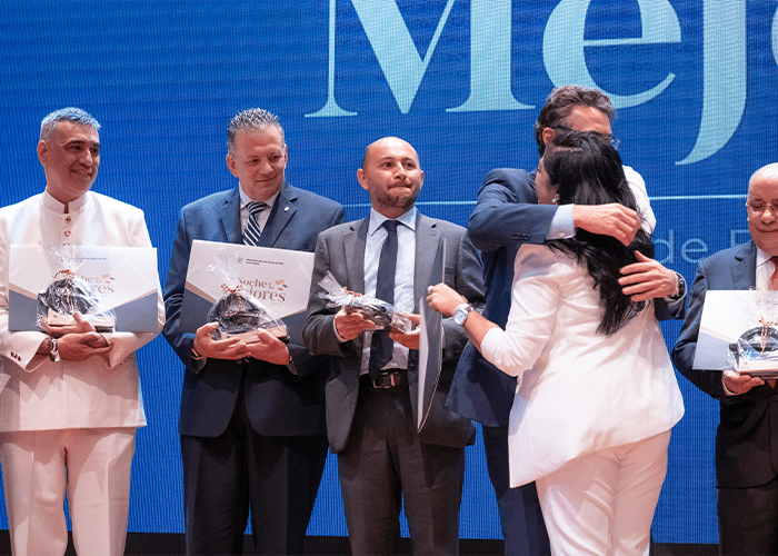 Los Libertadores recibe oficialmente Acreditación Institucioal de Alta Calidad en La Noche de los Mejores_4