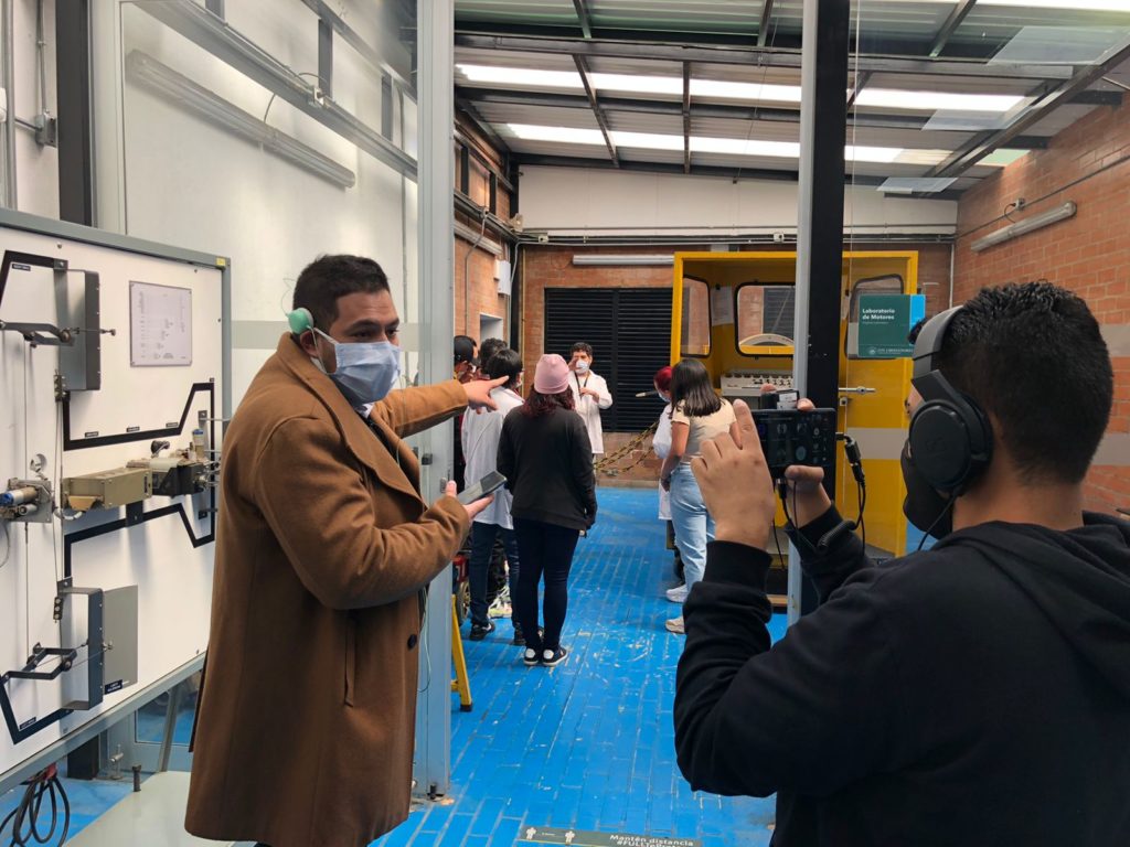 El director de Ingeniería Aeronáutica, ingeniero Jaime Orduy, presentó a los pares del CNA uno de los laboratorios de la Facultad.